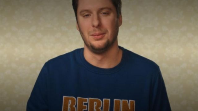 Le Sweat bleu imprimé Berlin de Seb (Benoît Moret) dans En Famille (Saison02 Episode08)