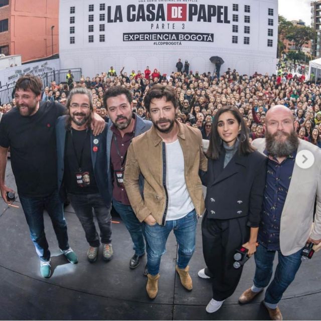 The brown jacket worn by Álvaro Dead to the LCPD Bogota on the Account Instagram @__lacasadepapel__fanpage__