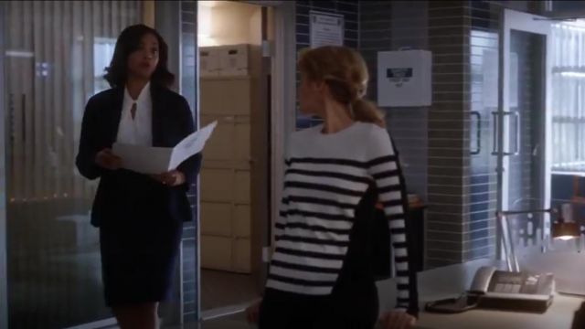 Victoria Beckham Blanc Twist Détail Chemisier porté par le Lieutenant de Jasmin Gooden (Sharon Leal) dans l'Instinct (Saison 01 Episode 06)