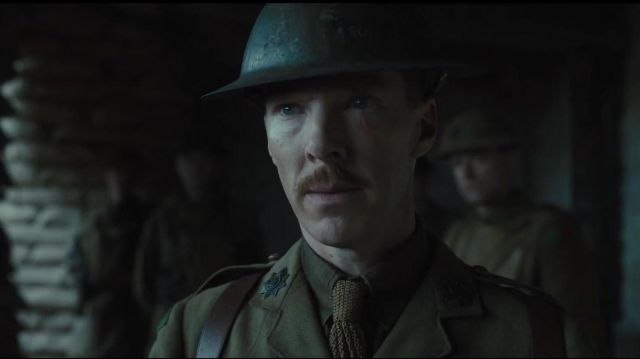 The tie of the officer of Benedict Cumberbatch in 1917