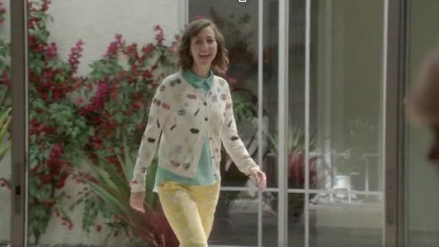 Alice + Olivia Embelli Cardigan en Blanc Imprimé porté par Carol Pilbasian (Kristen Schaal) dans Le Dernier Homme sur la Terre (Saison 02 Episode 05)