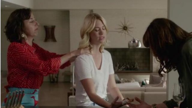 Vintage Cotton V Neck T Shirt in White worn by Melissa Chartres (January Jones) in The Last Man on Earth (Season 02 Episode 05)