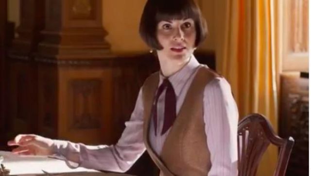 Chemise blanche avec bande rose de Lady Mary Crawley (Michelle Dockery) dans Downton Abbey