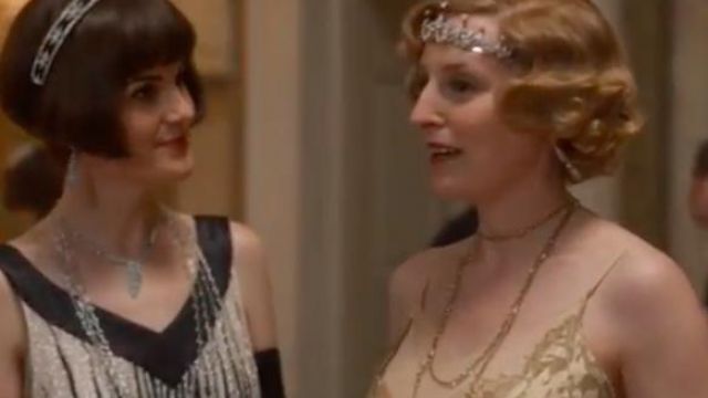 Long golden chain necklace of Lady Mary Crawley (Michelle Dockery) in Downton Abbey