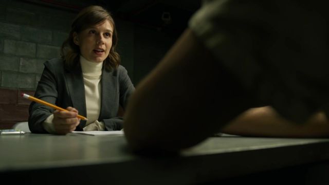 Le blazer gris porté par Kristen Bouchard (Katja Herbers) dans Evil (Saison 1)