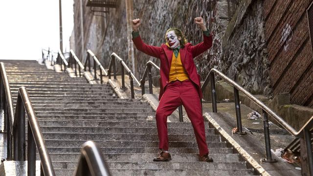 The running shoes brown worn by Arthur Fleck / Joker (Joaquin Phoenix) in  Joker | Spotern