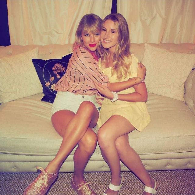 La chemise rose à rayures noires Isabel Marant Étoile portée par Taylor Swift sur le compte Instagram de @roleumademeplay
