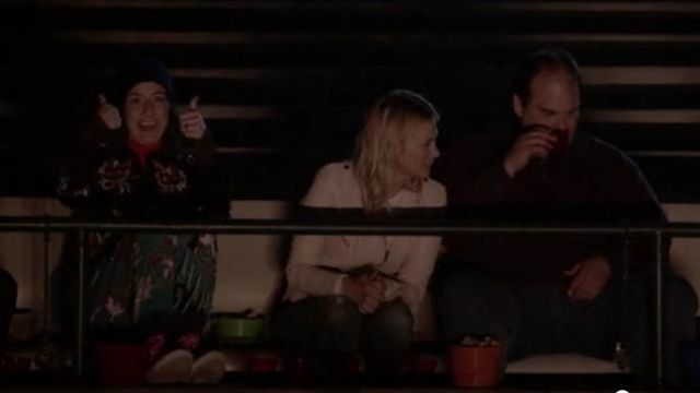 Alice + Olivia Noir et Rouge Brodé Blouson porté par Carol Pilbasian (Kristen Schaal) dans Le Dernier Homme sur la Terre (Saison 02, Épisode 14)