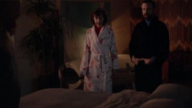 Carole Hochman White Floral Robe worn by Carol Pilbasian (Kristen Schaal) in The Last Man on Earth (Season 02 Episode 16)