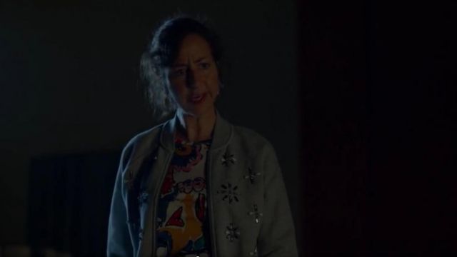 Banana Republic Grey Embellished Jewel Bomber Jacket usada por Carol Pilbasian (Kristen Schaal) en The Last Man on Earth (Temporada 03 Episodio 03)