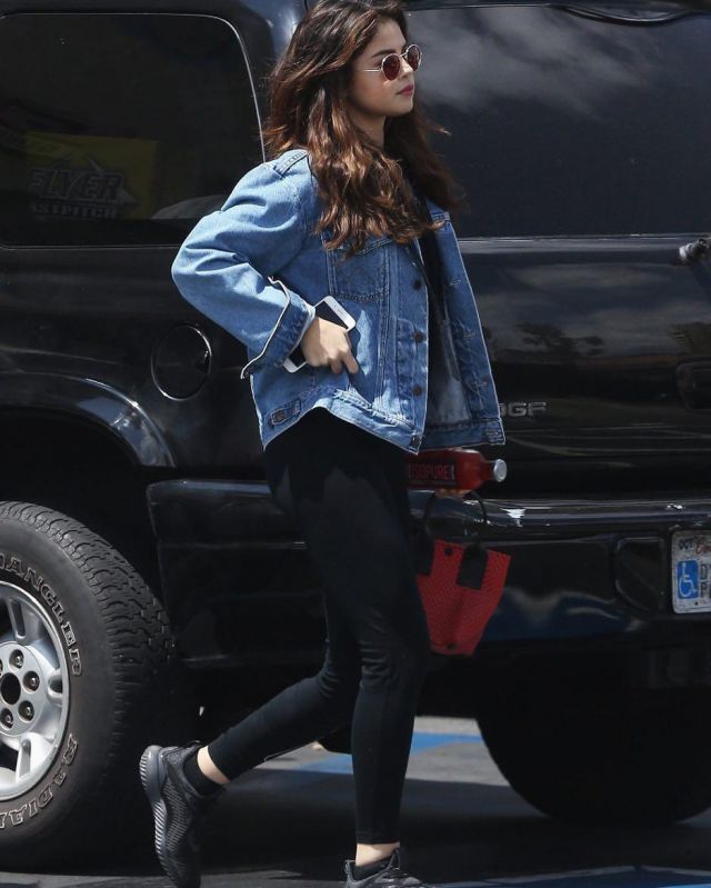 Le jean noir taille haute super skinny de Selena Gomez sur son compte Instagram @selenagomez