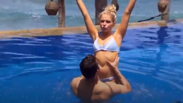 L Espace Johnny blanc Bas de Bikini porté par (Demi Burnett) en Bachelor dans le Paradis (Saison 06 Episode 02)