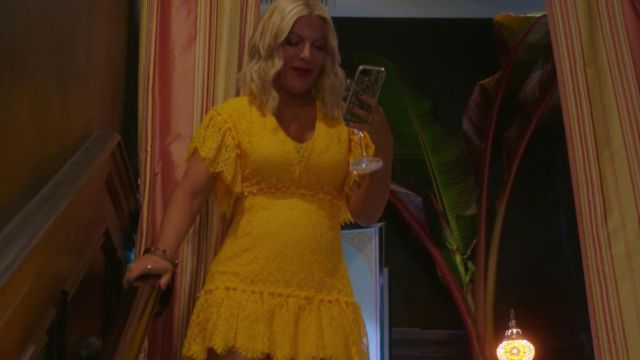 The yellow dress of Tori Spelling in BH90210 (Season 01 Episode 01)