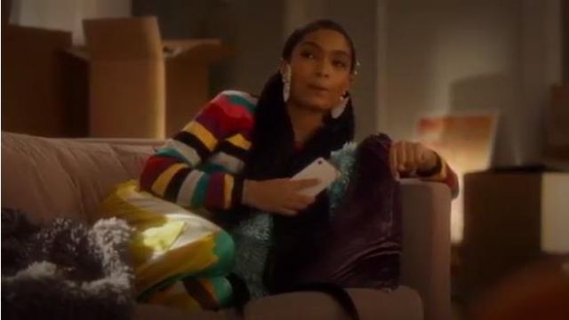 Simon Miller pantalón de satén estampado amarillo usado por Zoey Johnson (Yara Shahidi) en Grown-ish (Temporada 02 Episodio 21)