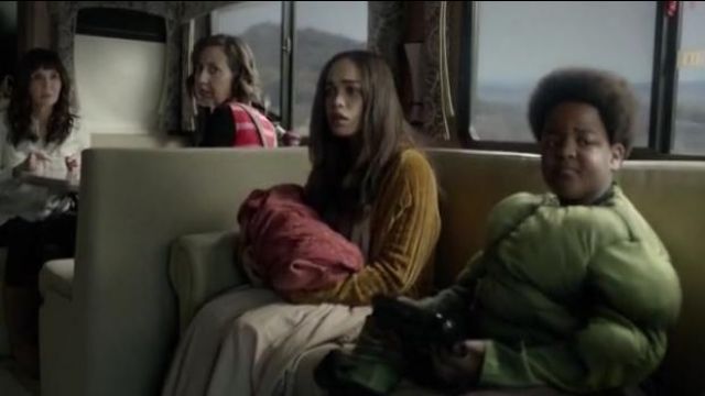 Zara Chenille Knit Cardigan porté par Erica Dundee (Cleopatra Coleman) dans Le Dernier Homme sur la Terre (Saison 03, Épisode 18)