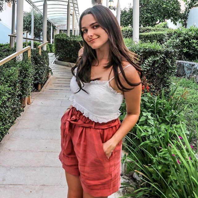 Shorts high waist red brick worn by Charlene on her account Instagram @chakeup