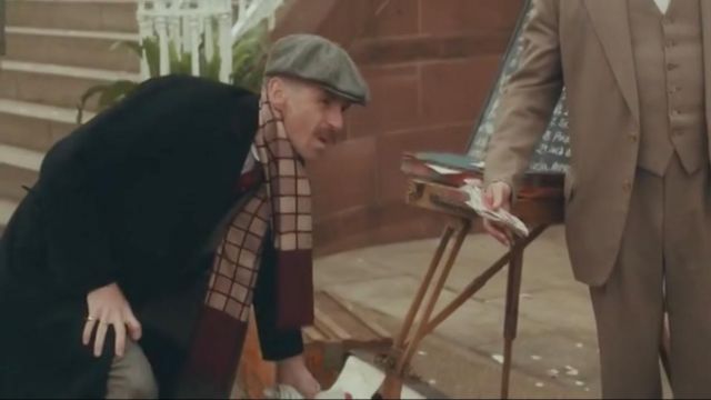 L'écharpe à carreaux portée par Arthur Shelby (Paul Anderson) dans la série Peaky Blinders (S02E06)