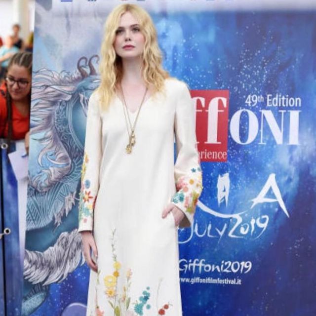 Valentino longue robe blanche avec des fleurs porté par Elle Fanning au Giffoni Film Festival en Italie juillet 2019