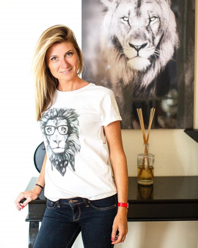Le T-shirt femme LION de Sandrine Arcizet sur le compte Instagram de @sandrinearcizet