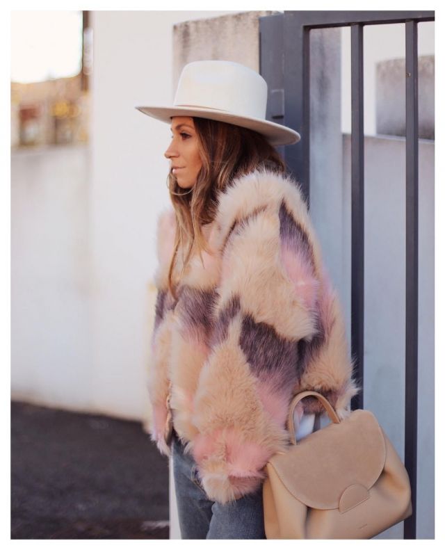 Le manteau rose en fausse fourrure de Cindy P sur le compte Instagram de @boho_addict