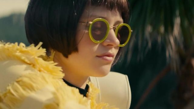 Les lunettes de soleil jaune portées par Angèle dans son clip La Thune