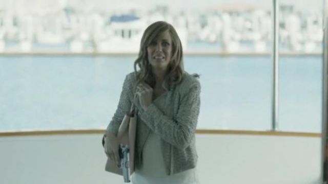 Alice + Olivia Beige Embelished Perfecto porté par Pamela Brinton (Kristen Wiig) dans Le Dernier Homme sur la Terre (Saison 04 Épisode 01)