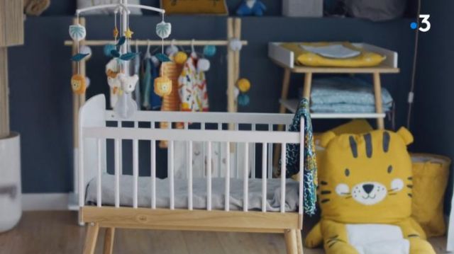 Le Panier matelassé L jaune moutarde dans la chambre du futur bébé  de Céline Frémont (Rebecca Hampton) dans Plus belle la vie