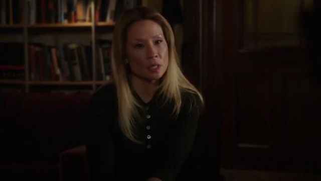 Zara Vert Foncé Pointelle Polo porté par le Dr Joan Watson (Lucy Liu) dans le Primaire (Saison 07 Épisode 12)