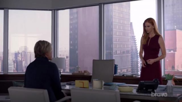Fendi Rouge Midi habit porté par Donna Paulsen (Sarah Rafferty) dans les Costumes (S09E04)