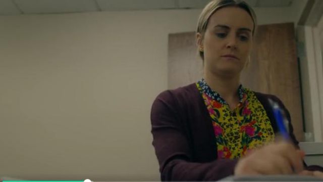 Rib-knit Cardigan Beige worn by Piper Chapman (Taylor Schilling) in Orange Is the New Black (Season 07 Episode 04)