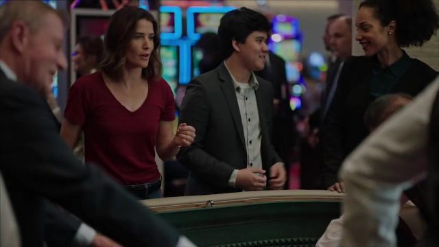 Red V-neck tee of Dex Parios (Cobie Smulders) in Stumptown
