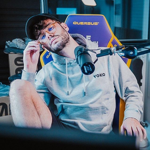 The sweatshirt worn by Lebouseuh on his account Instagram @levraibouseuh