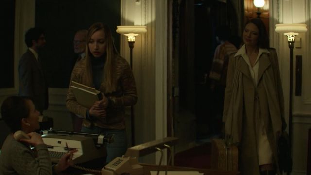 The cloak worn by Wendy Carr (Anna Torv) in Mindhunter (Season 01 Episode 06)