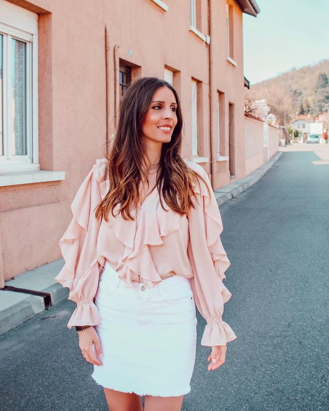 The denim skirt in white worn by Charlene Russo on the account Instagram of @scarpinabeauty