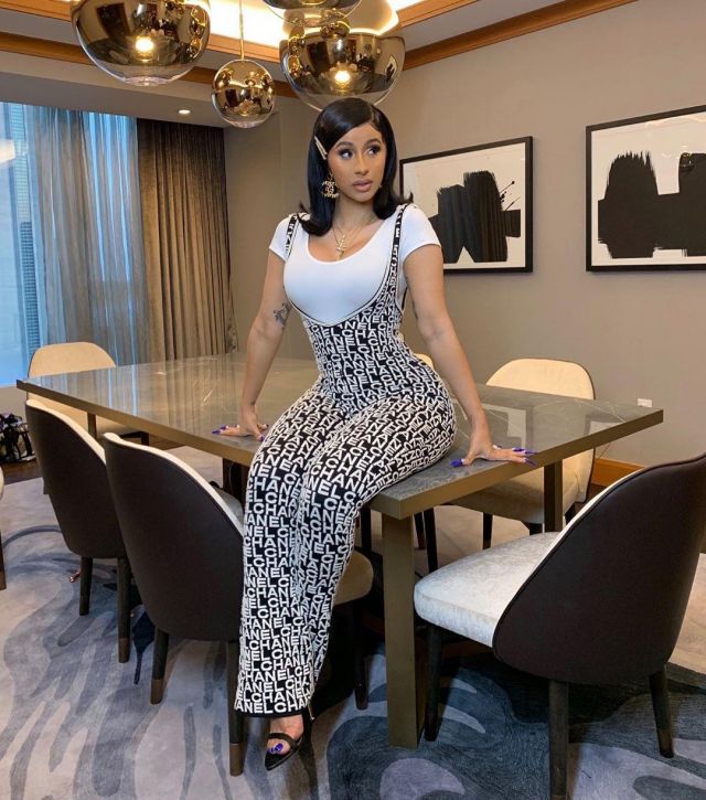 The combination Chanel worn by Cardi B on the account Instagram of @iamcardib