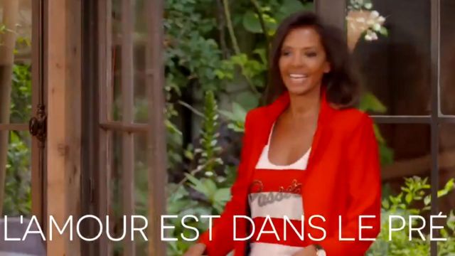 La veste rouge en satin, col montant, sans bouton de Karine Le Marchand dans L'Amour est dans le pré que sont ils devenus diffusé le 19.08.2019