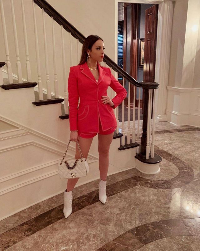 The red jacket GENNY Elizabeth Gillies on the account Instagram of @lizgillz