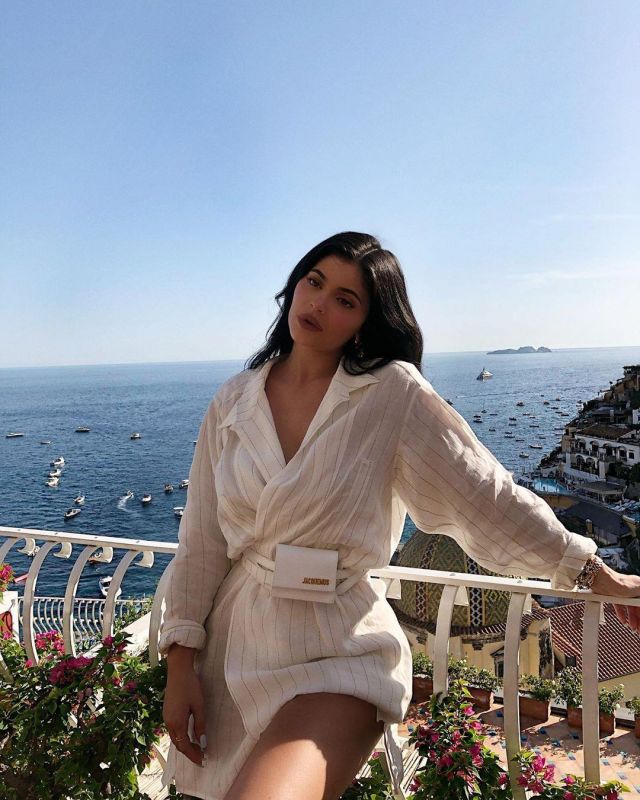 The mini bag white Bello JACQUEMUS worn by Kylie Jenner on the account Instagram of @kyliejenner