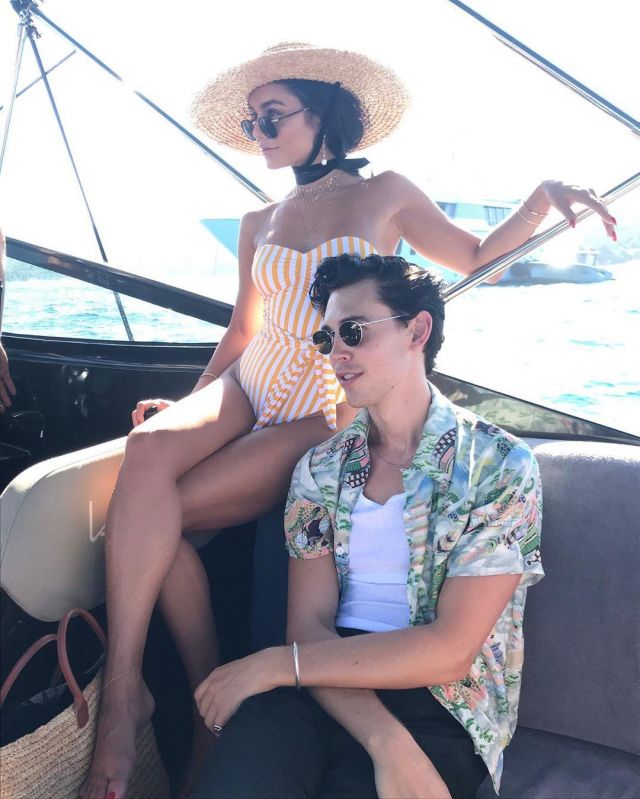 Le maillot de bain une pièce bustier jaune à rayures de Vanessa Hudgens sur le compte Instagram de @vanessahudgens