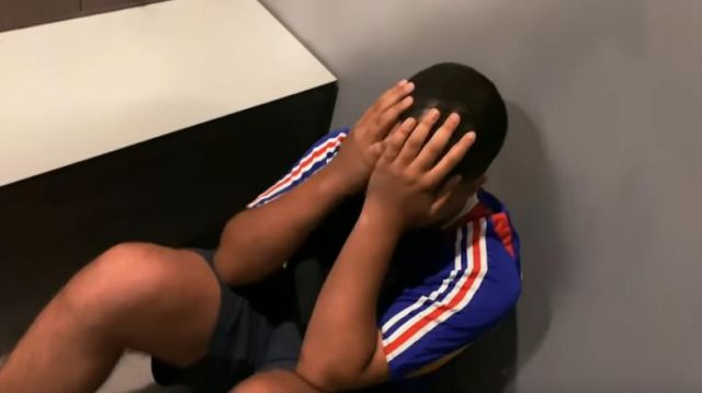 Le Short Bleu Marine porté par Kotei dans PLUS JAMAIS GROS EP05 : ON S'ENTRAINE PARTOUT (ft Jbzz)
