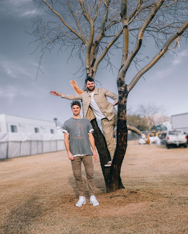 The jacket biege of Alex Pall on the account Instagram of @thechainsmokers