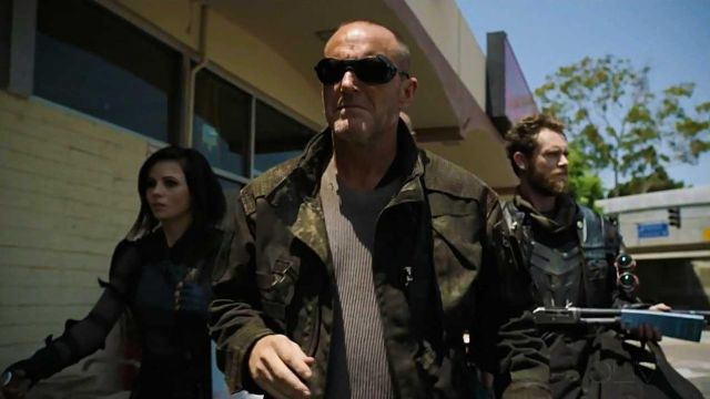 The military jacket Sarge / Phil Coulson (Clark Gregg) in Marvel : Agents of S. H. I. E. L. D. (S06E02)