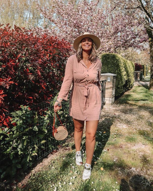 La robe à ceinture rose poudré portée par Aurelie Van Daelen sur le compte Instagram de @aurelievandaelen