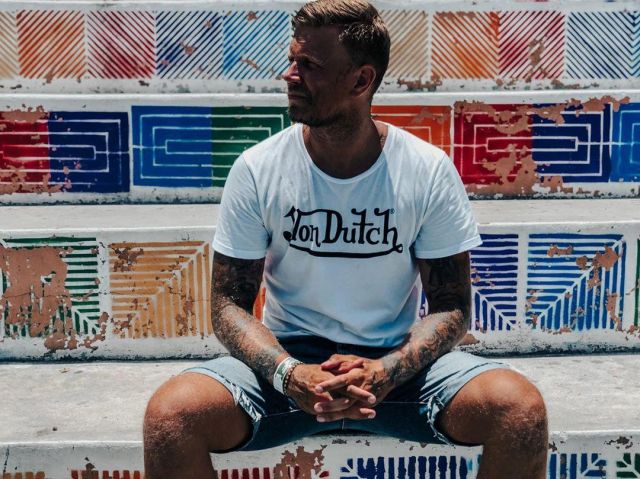 Le t-shirt Von dutch blanc porté par Benjamin Machet sur le compte Instagram de @benjaminmachet