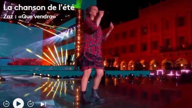 The chiffon and floral print motifs in lurex of Zaz in The Song of the summer of the 20.08.2019