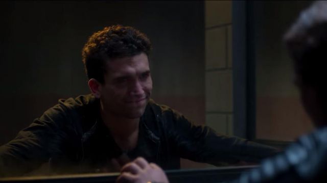 La veste en cuir noire portée par Christian (Miguel Herrán) dans Élite Saison 2