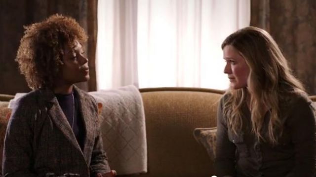 James Perse Sheer Slub Side Panel Camisa negra usada por Cassie Bishop (Harriet Dyer) en The InBetween (S01E06)
