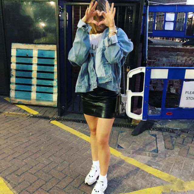 La Minijupe à Effet Verni Courrèges de Eugenie Bouchard sur le compte Instagram de @geniebouchard