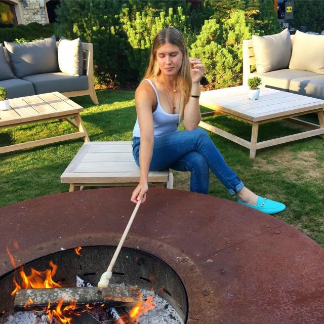 The white tank top of Eugenie Bouchard on the account Instagram of @geniebouchard