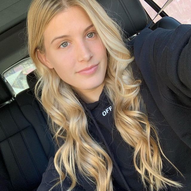 La sudadera con capucha negra blanquecina de Eugenie Bouchard en la cuenta de Instagram de @geniebouchard